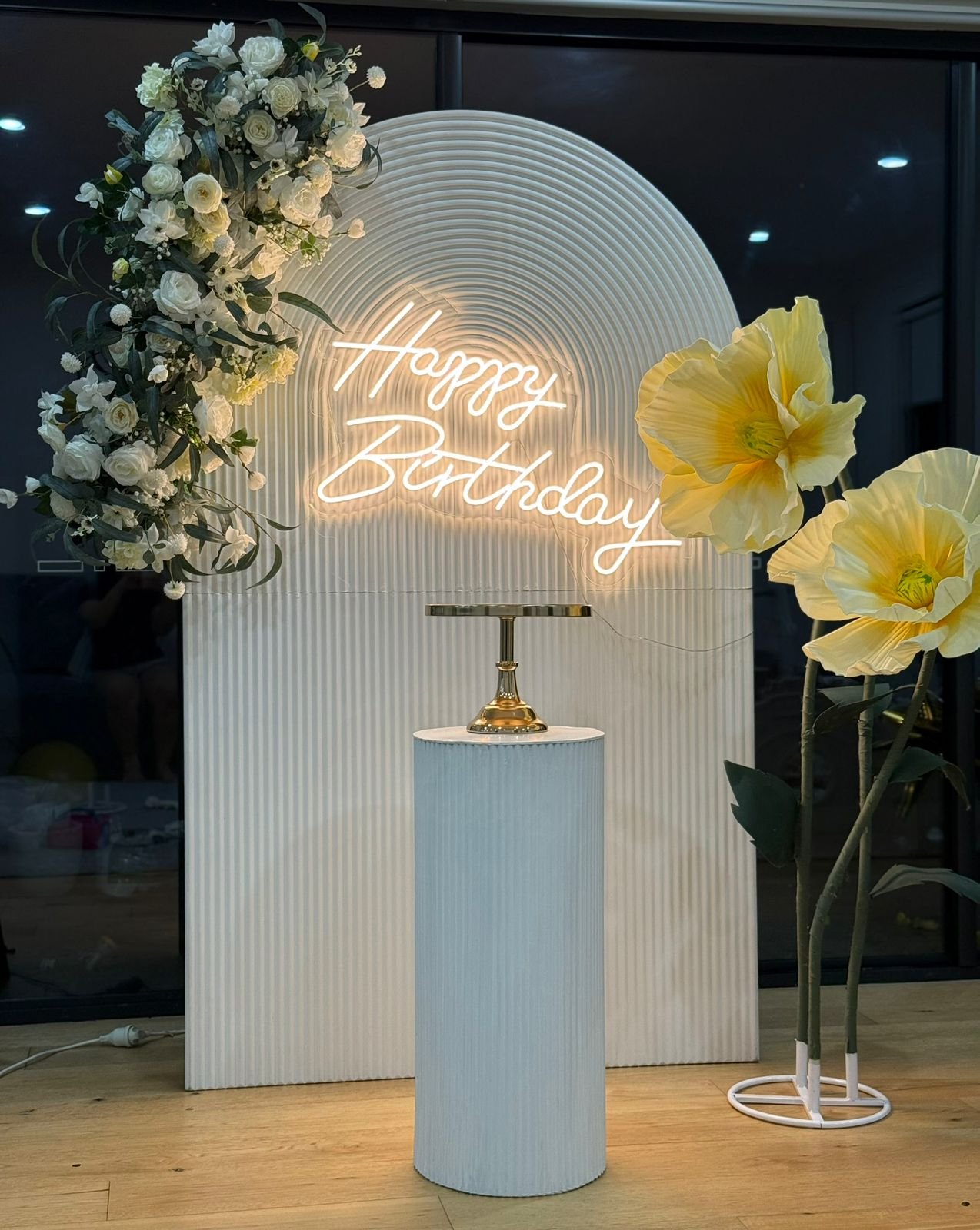 White floral setup with soft yellow giant flowers D7